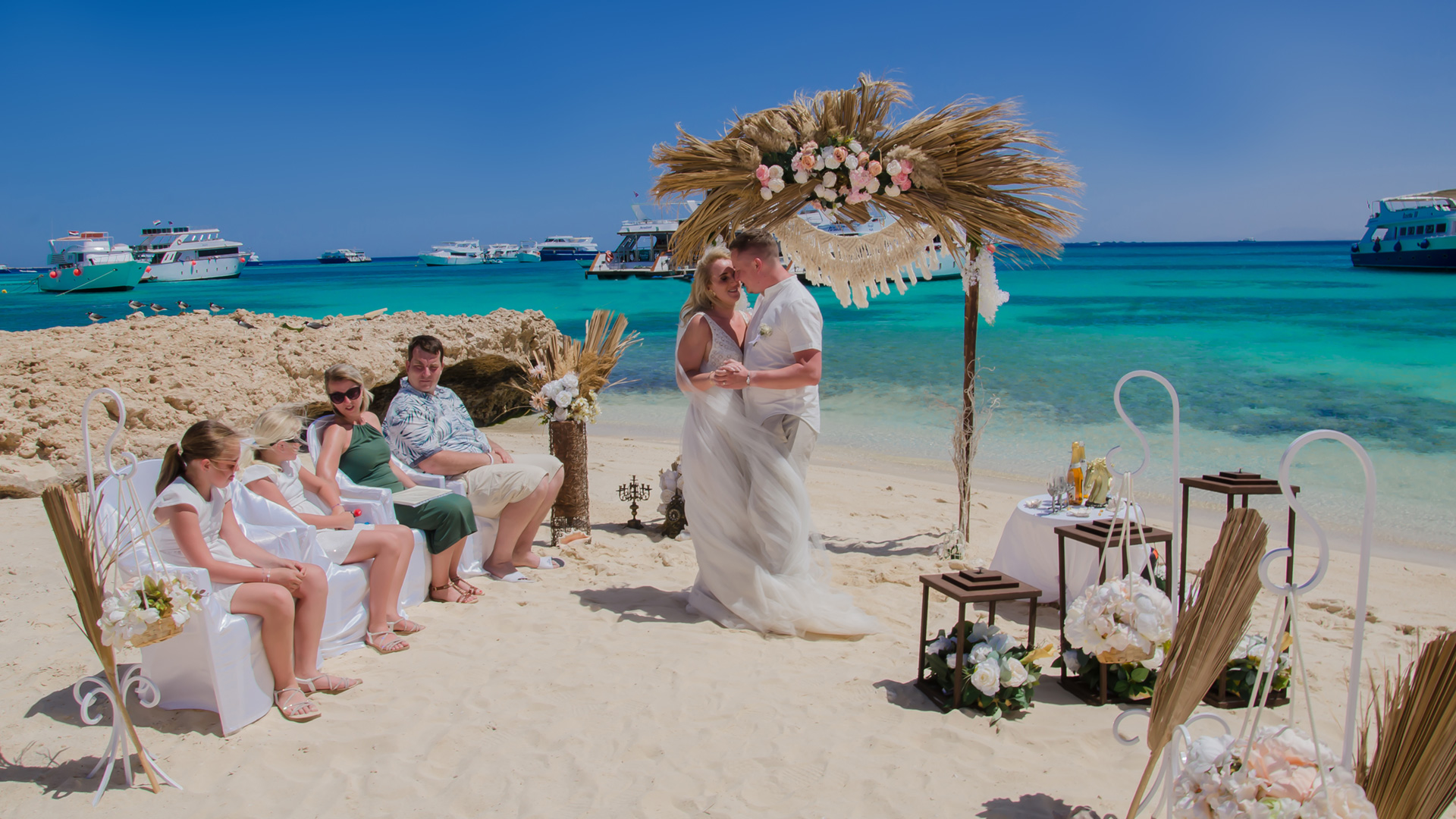 egyptwed-bride-groom-family-weddingearch-wedding-island-renewal-abroad-egypt-hurghada-red-sea