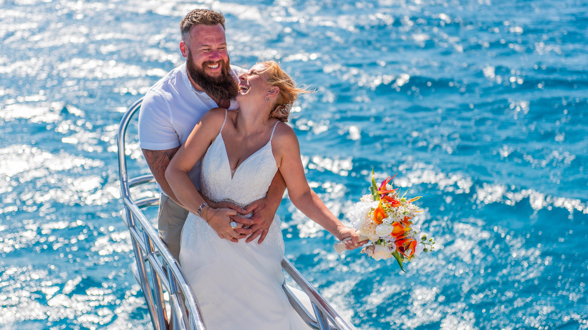 egyptwed-bride-groom-yacht-weddingbouquet-wedding-island-renewal-abroad-egypt-hurghada-red-sea